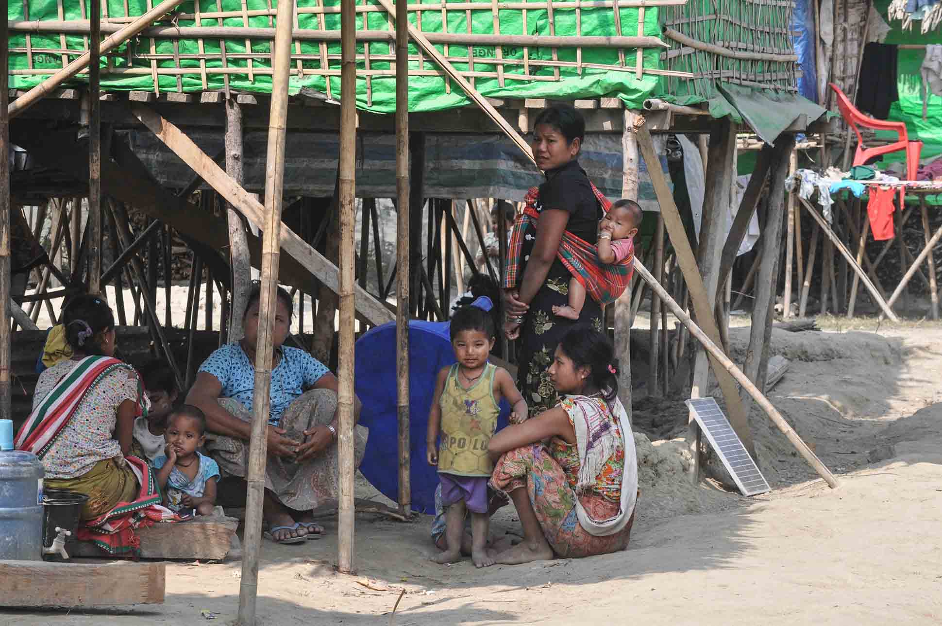 ကူညီကမ်းလင့်မည့်လက်များကို မျှော်လင့်နေကြသည့် စစ်ဘေးရှောင် မြိုတိုင်းရင်သားများ