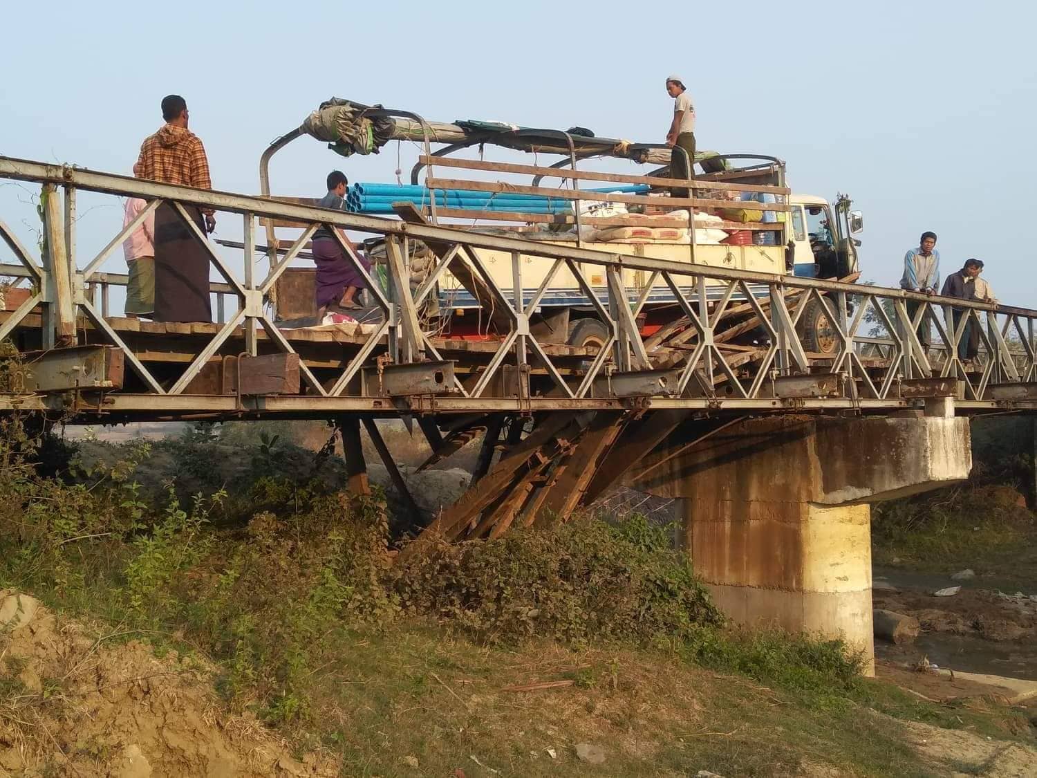 လာပို့-မင်းကင်းလမ်းရှိ တံတား ၁စင်း ကုန်ကားဖြတ်သန်းစဉ်ကျိုးကျ