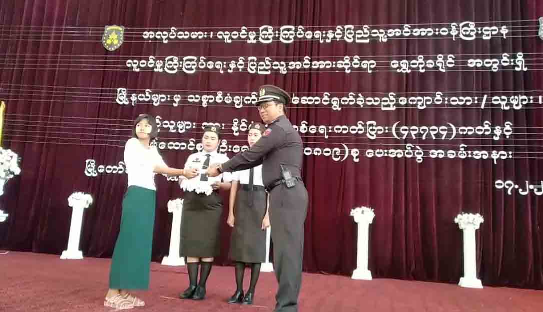 ရွှေဘိုခရိုင်တွင် နိုင်ငံသားစိစစ်ရေးကတ်များနှင့် အိမ်ထောင်စုစာရင်းများပေးအပ် 