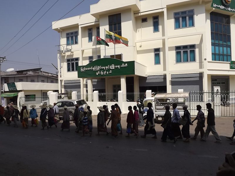 အင္းေလးေဒသခံမ်ားကုိ တရားစြဲဆုိမႈ ပယ္ဖ်က္ေပးရန္ ႐ြာသားမ်ား ခ်ီတက္