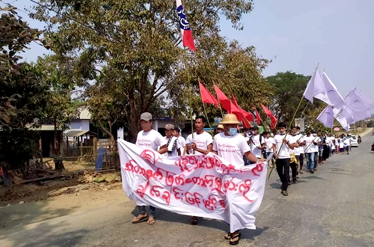 အင်တာနက်လိုင်းများ ပြန်ဖွင့်ပေးရန် တောင်ကုတ်မြို့တွင် ဆန္ဒပြ