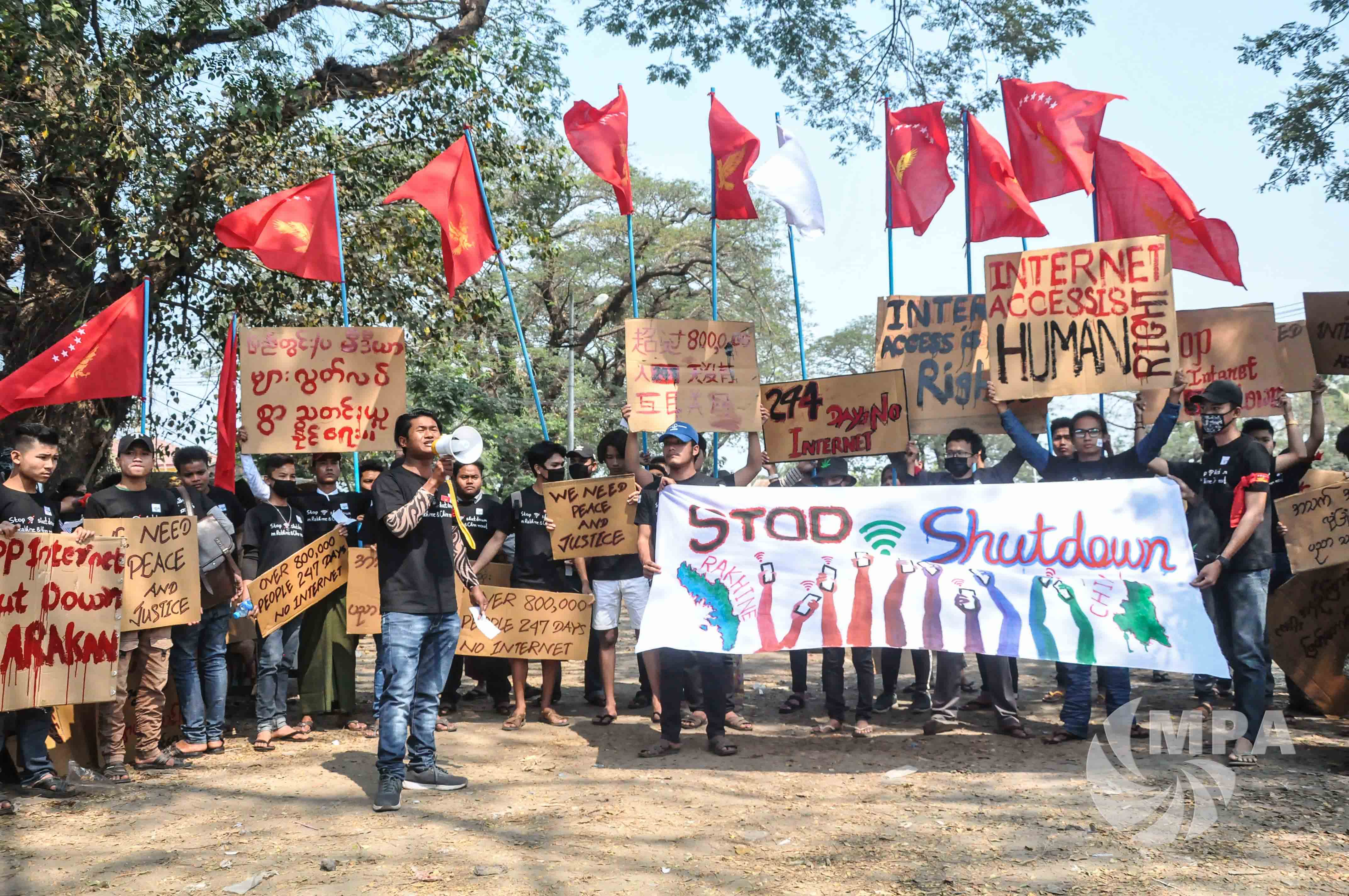 အင်တာနက် ဖြတ်တောက်မှု ချက်ချင်းရပ်တန့်ပေးရန် စစ်တွေတွင် ဆန္ဒပြ (ဓာတ်ပုံ)