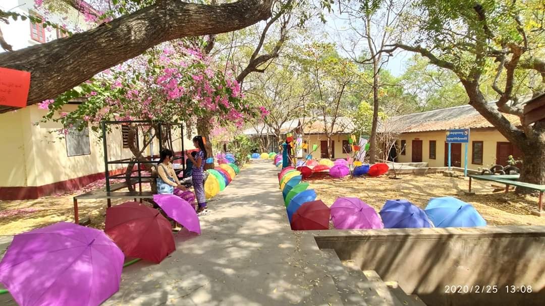 နွေရာသီကို ကဗျာများဖြင့် အလှဆင်ထားသည့် ရေနံချောင်းကောလိပ် (ဓာတ်ပုံ) 