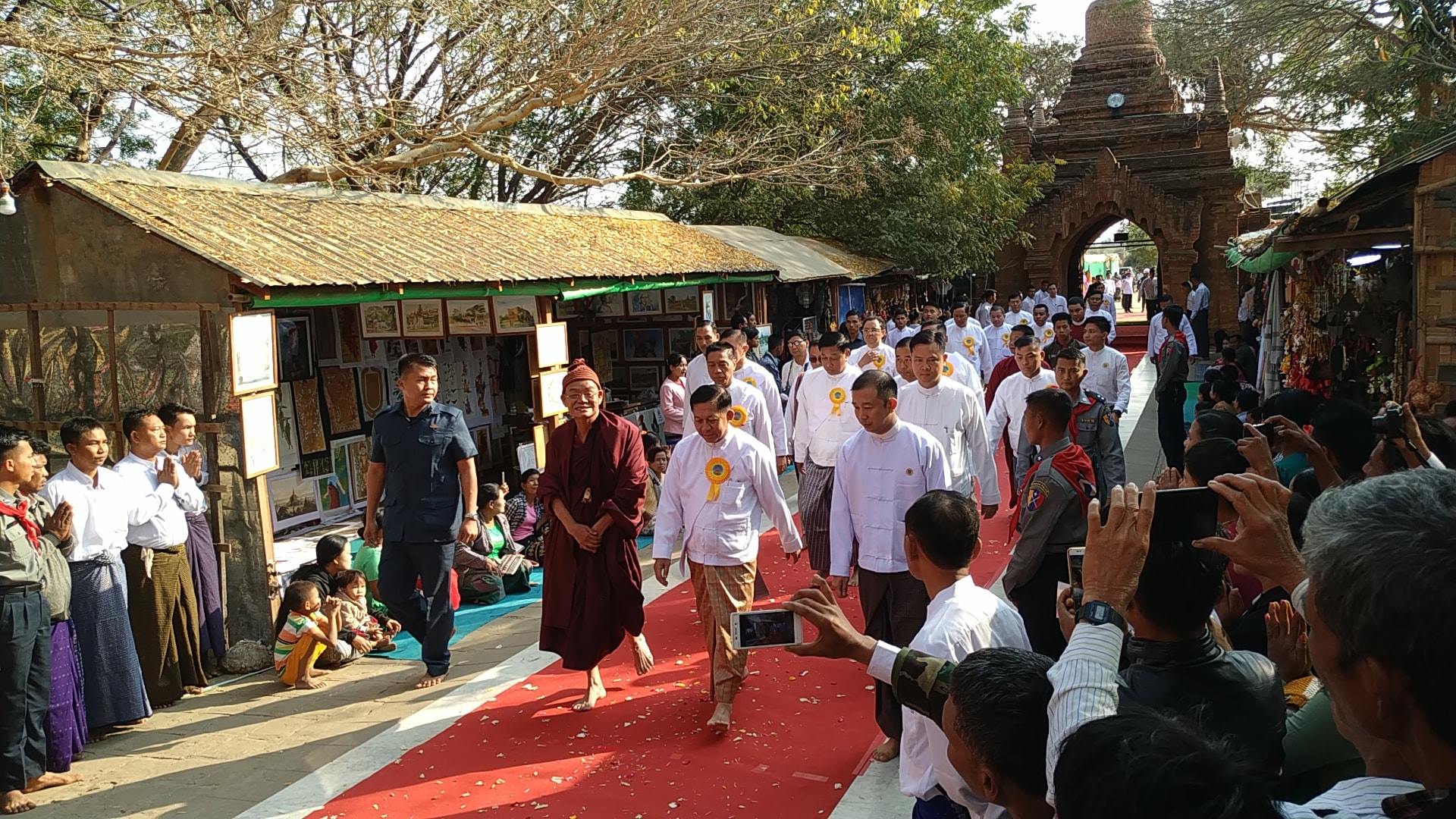 ဗိုလ်ချုပ်မှူးကြီး မင်းအောင်လှိုင်မိသားစု ထီးလိုမင်းလိုဘုရား ထီးတော်တင်လှူဒါန်း