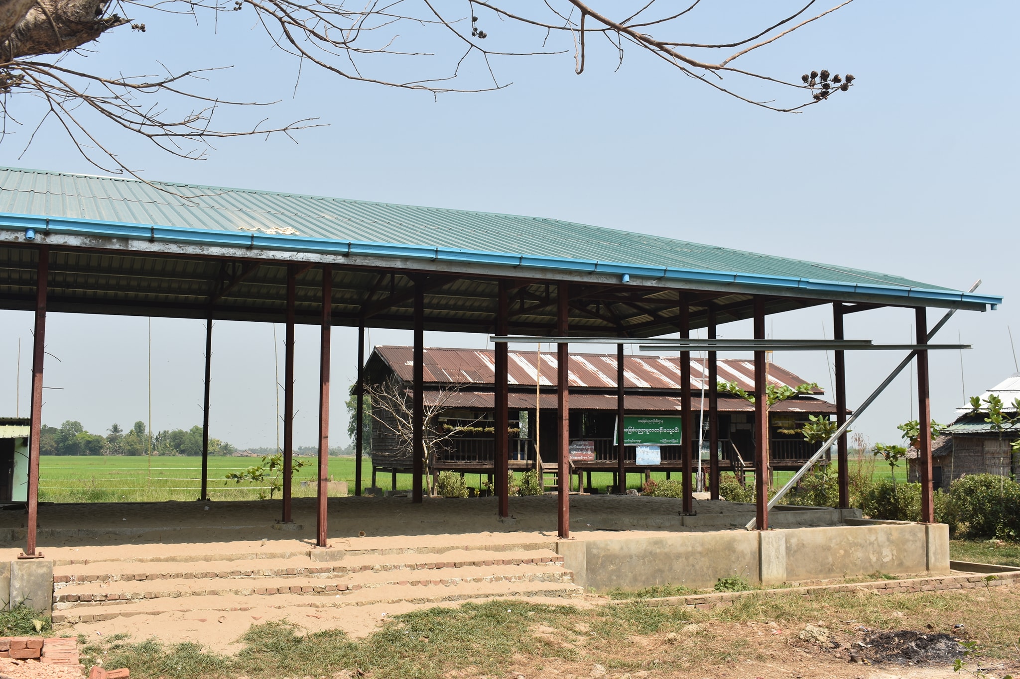 ဧရာဝတီတိုင်း၌ ကျောင်းပေါင်း ၅၀၀  ကျော် သတ်မှတ်ချိန်အတွင်း ပြီးစီးအောင် မဆောက်လုပ်နိုင်