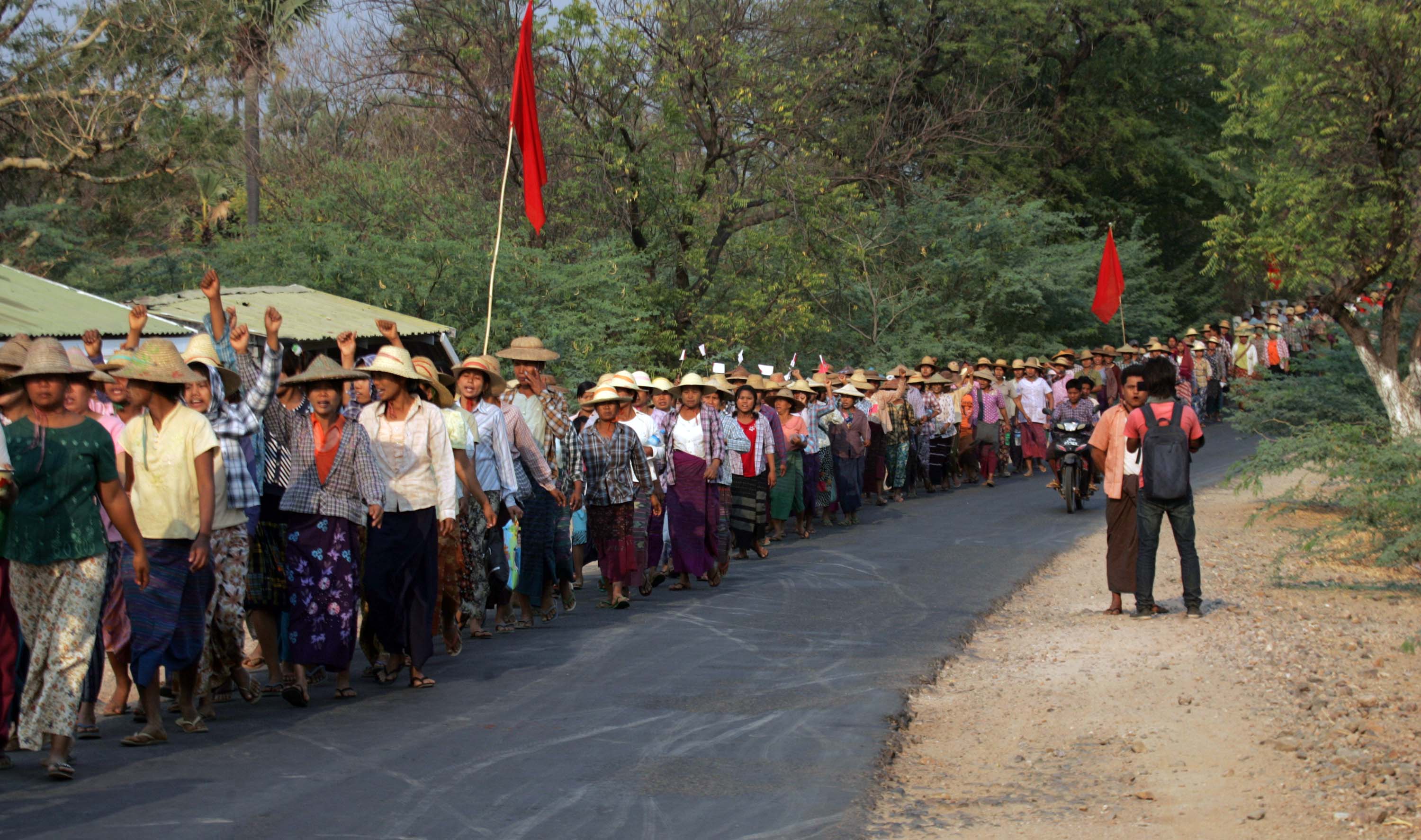တုံ႐ြာသပိတ္စခန္း ဖယ္႐ွားရန္ အေၾကာင္းၾကား