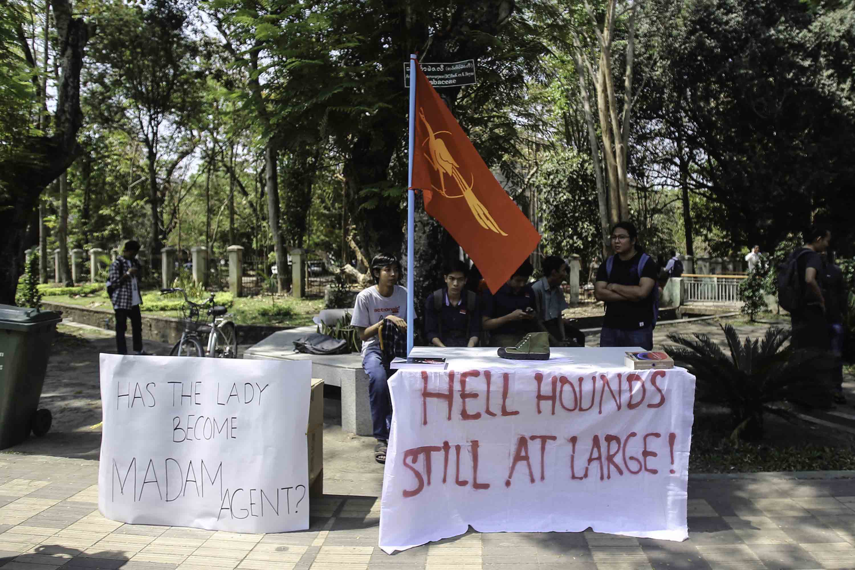 ပါမောက္ခရှဘတ်စ် ရန်ကုန်တက္ကသိုလ်တွင်ဟောပြော၊ "ငရဲခွေးကြီးများလွတ်နေဆဲ”ဟု ကျောင်းသားများ ဆန္ဒပြ