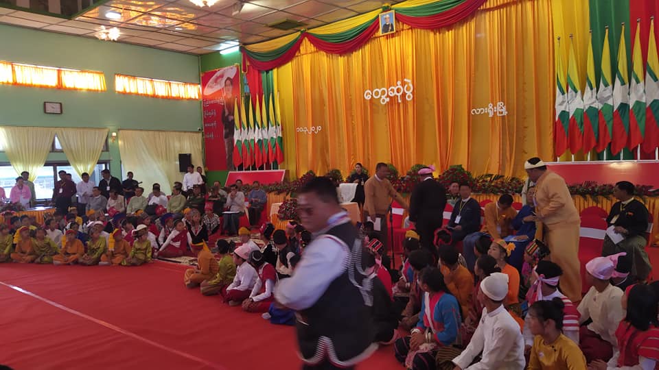 ဒေါ်အောင်ဆန်းစုကြည်နှင့် အစိုးရအဖွဲ့ဝင်များ လားရှိုးမြို့တွင် လူထုတွေ့ဆုံပွဲကျင်းပ (ဓာတ်ပုံ)