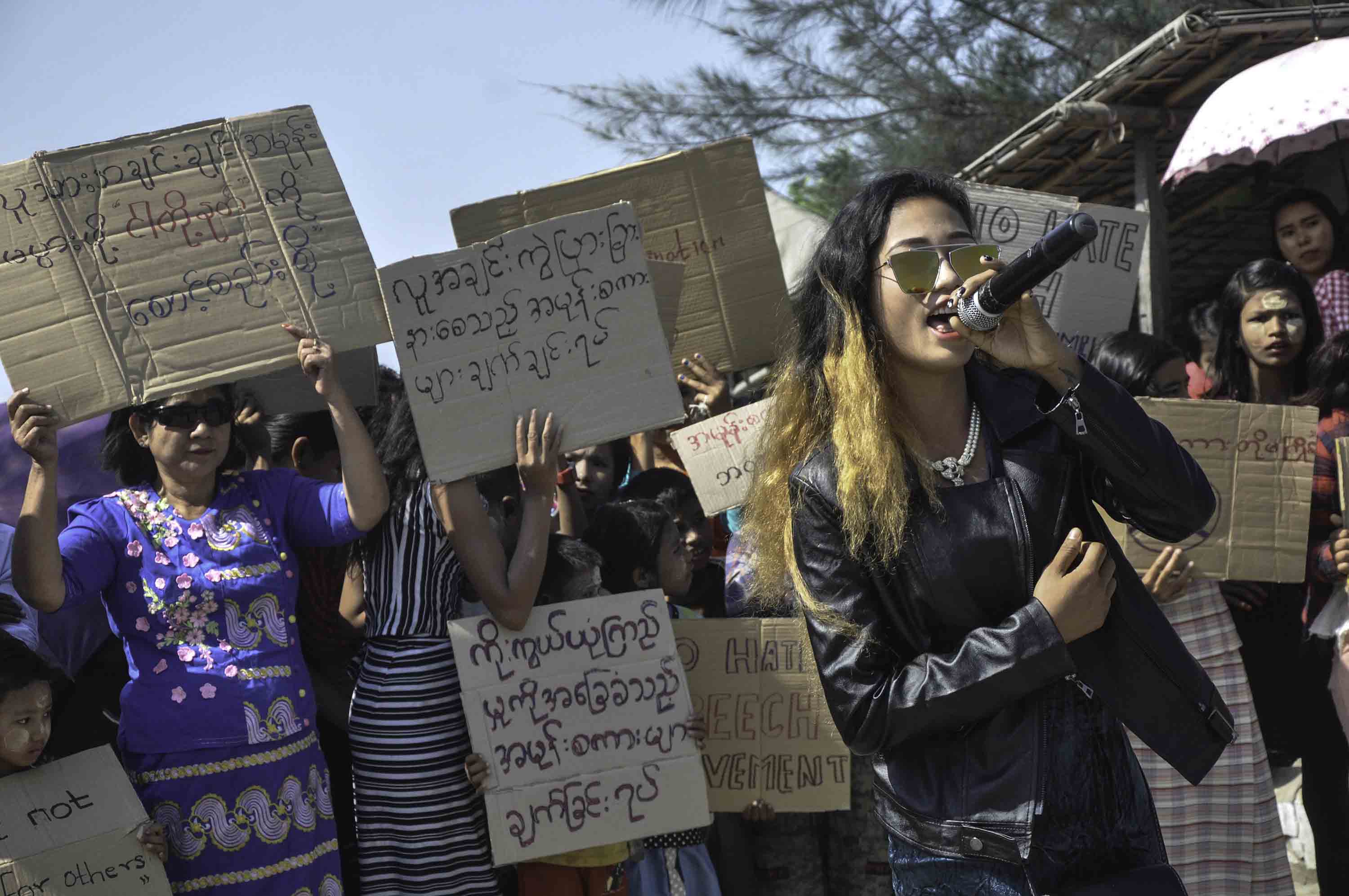 စစ်တွေကမ်းခြေတွင် လူငယ်များဦးဆောင်သည့် အမုန်းစကား ရပ်တန့်ရေးလှုပ်ရှားမှုပြုလုပ်