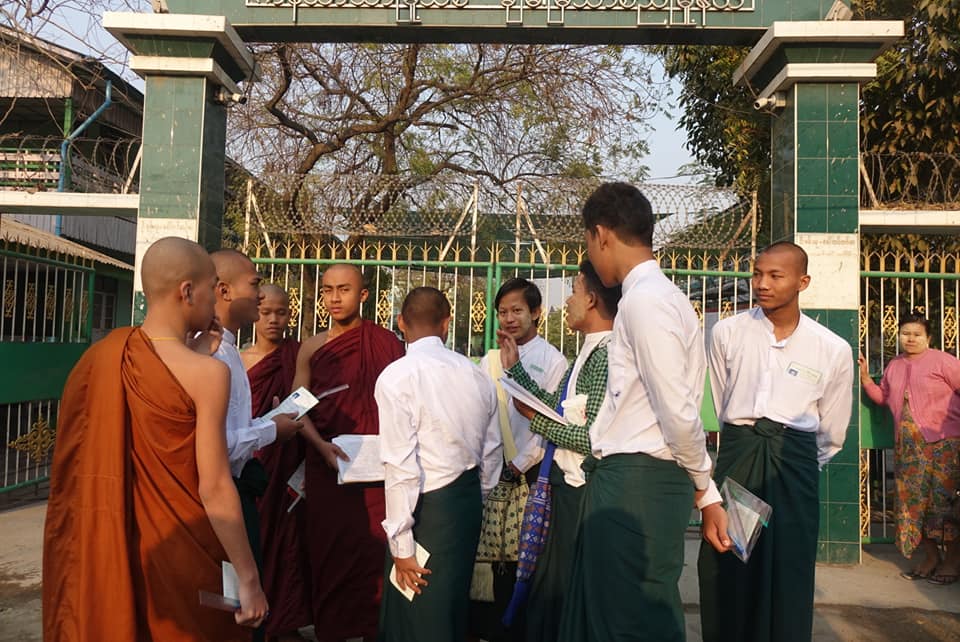 ၁၀ တန်းစာမေးပွဲ ပထမနေ့ ချမ်းမြသာစည်မြို့နယ် အထက်တန်းကျောင်းရှေ့မြင်ကွင်း