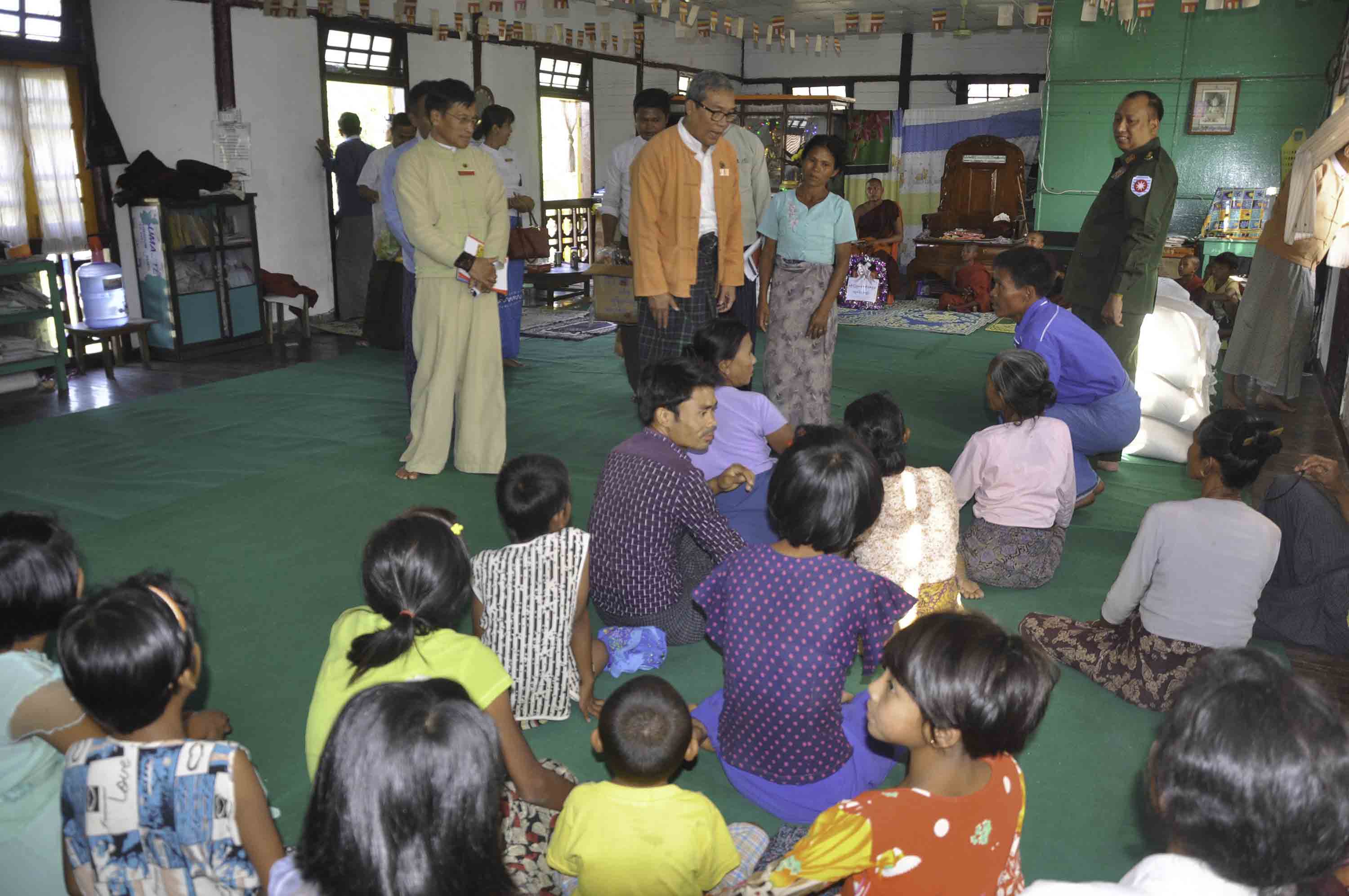 စစ်တွေရှိ စစ်ဘေးရှောင်စခန်း ၃ ခုကို  ပြည်နယ်ဝန်ကြီးချုပ်သွားရောက်ကူညီ