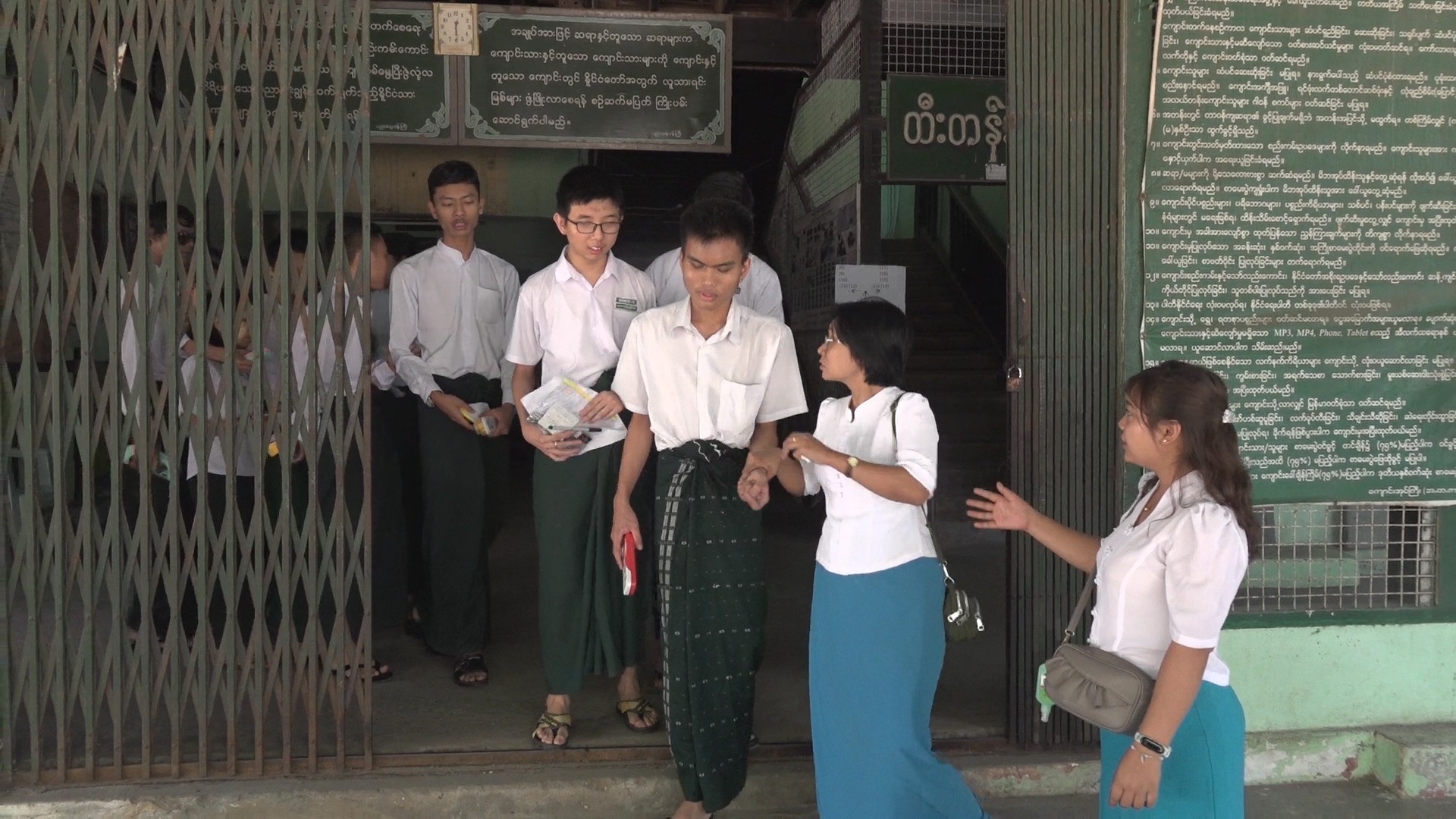 မသန်စွမ်းကျောင်းသူကျောင်းသား ၂၃၀ ခန့် တက္ကသိုလ်ဝင်တန်း စာမေးပွဲဖြေဆိုနေ   