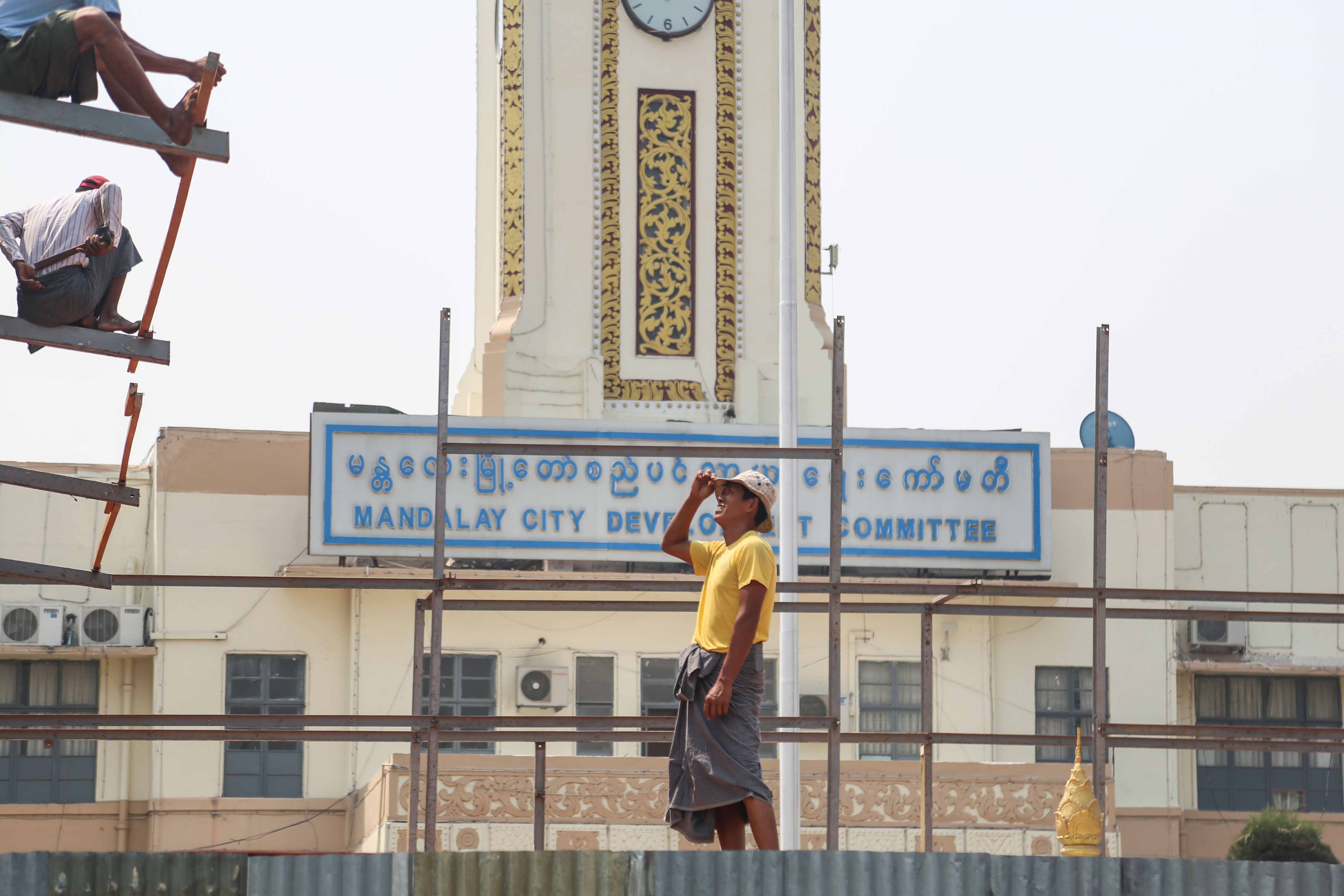 မန္တလေးမြို့တော် ဆောက်လက်စ မဟာသင်္ကြန်မဏ္ဍပ်များ ဖျက်သိမ်း
