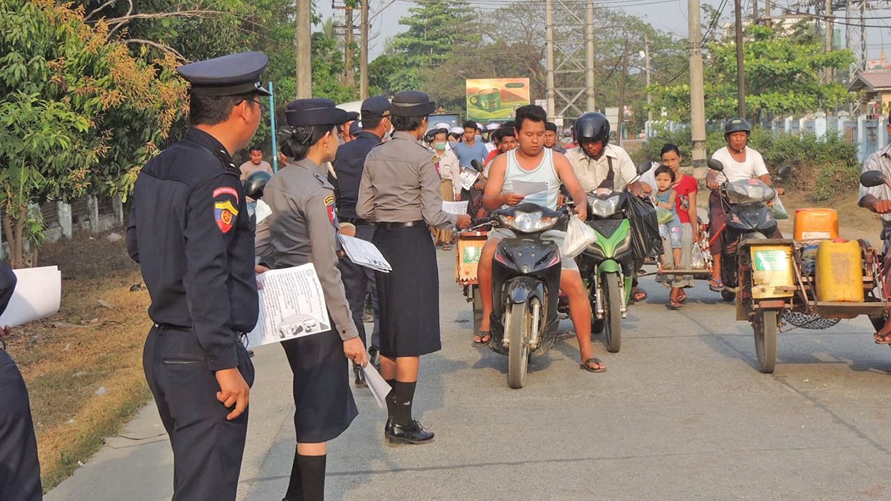 ကျောက်ဖြူမြို့တွင် ကိုရိုနာဗိုင်းရပ်စ် အသိပညာပေးလက်ကမ်းစာစောင်များ ဖြန့်ဝေ