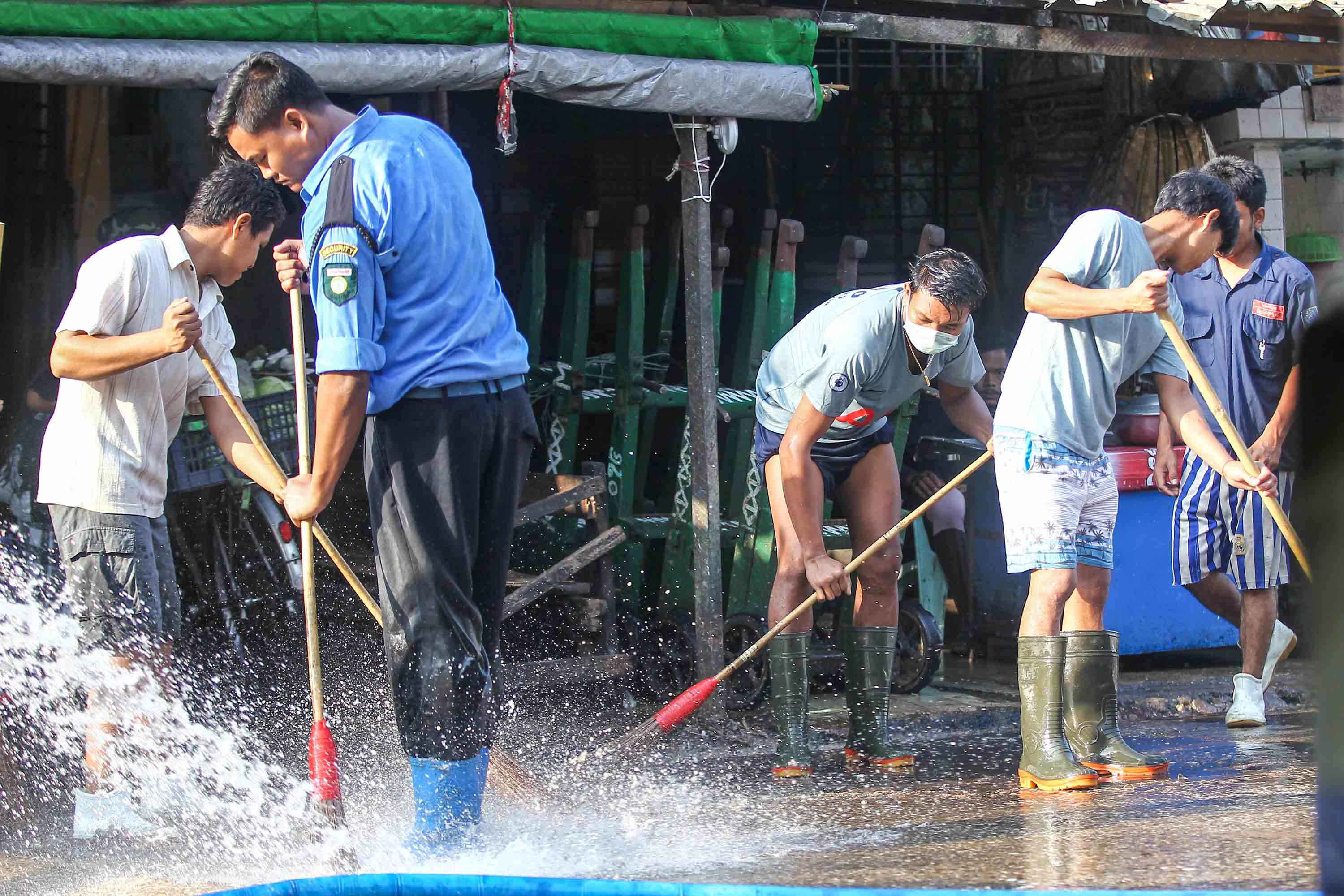 ကိုရိုနာဗိုင်းရပ်စ် ကာကွယ်ရေး ဗဟိုစံပြငါးဈေးတွင် ပိုးသတ်ဆေးဖျန်း 