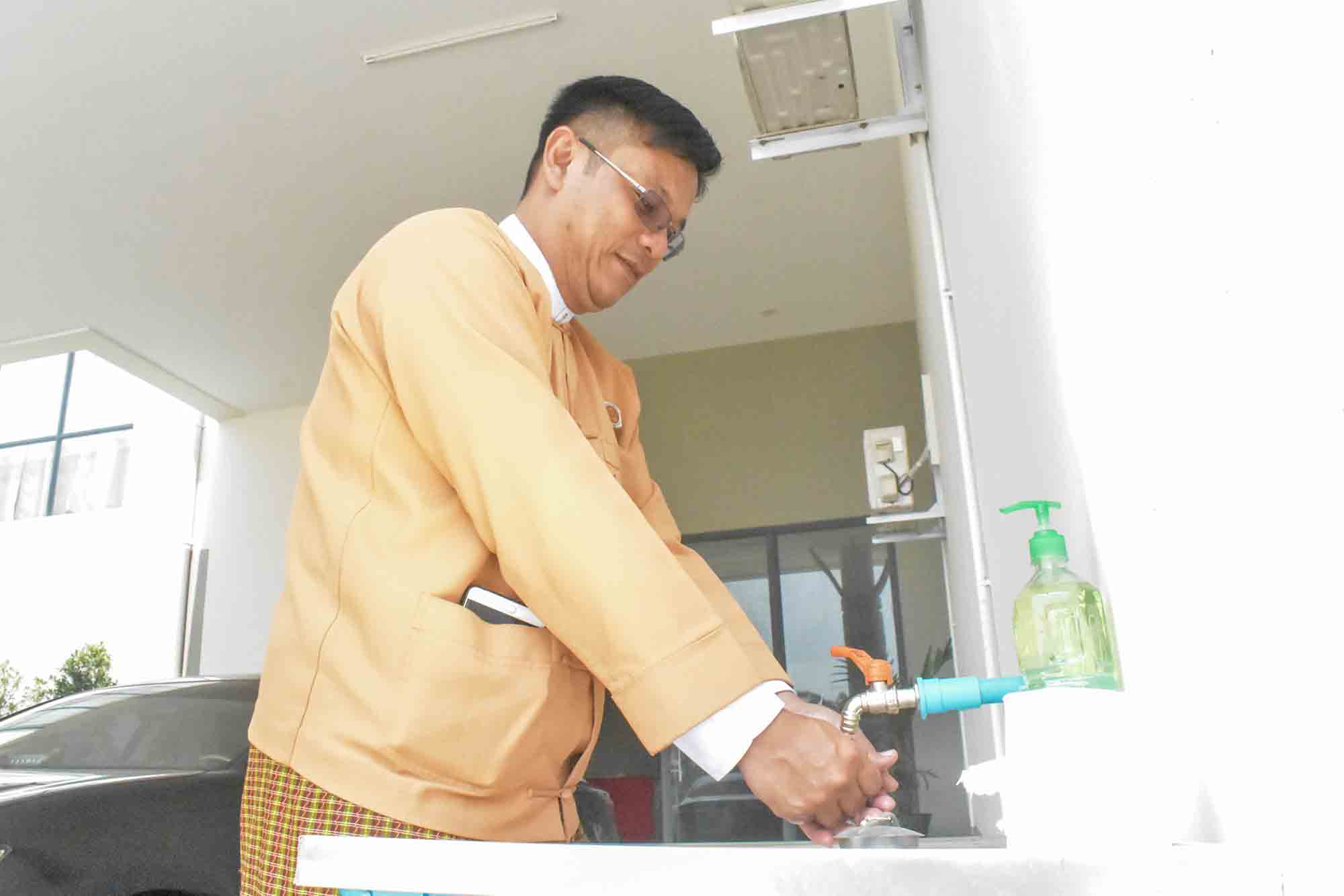 ဧရာဝတီတိုင်းဒေသကြီး လွှတ်တော်ရုံးတွင် လက်ဆေးစင်များထားရှိ