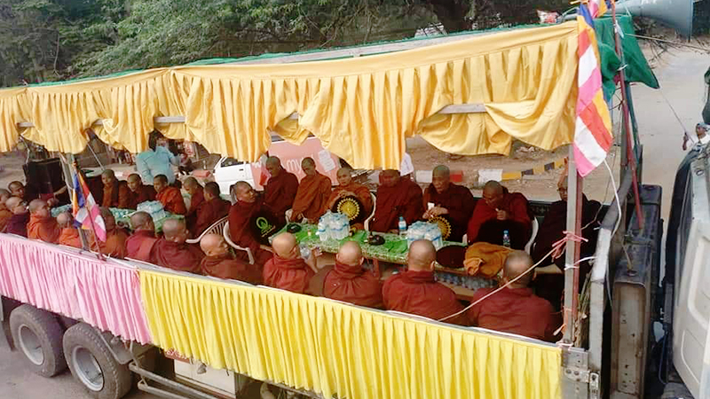 ကိုရိုနာဗိုင်းရပ်စ် ကင်းဝေးစေရန် ချောက်တွင် သံဃာတော်များ အန္တရာယ်ကင်းပရိတ်ရွတ်