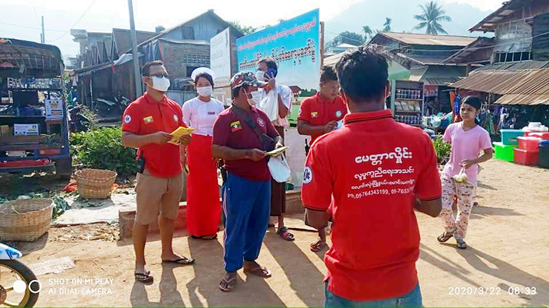 မောင်းမကန်‌တွင် ကိုရိုနာဗိုင်းရပ်စ် ကာကွယ်ရေး အသိပညာပေးစာစောင်များ ဖြန့်ဝေ (ဓာတ်ပုံ)