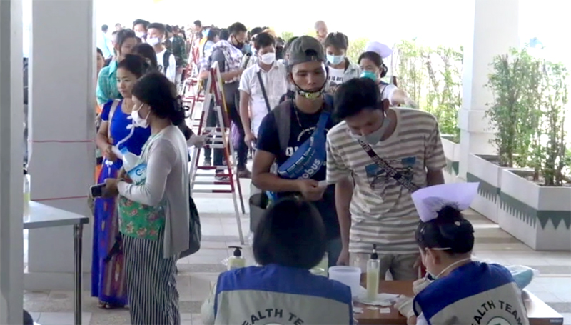 မြဝတီနယ်စပ်မှ ရွှေ့ပြောင်းလုပ်သား အမြောက်အမြား ဝင်ရောက်၊ ဆေးစစ်ပြီး အချက်အလက်ရယူ
