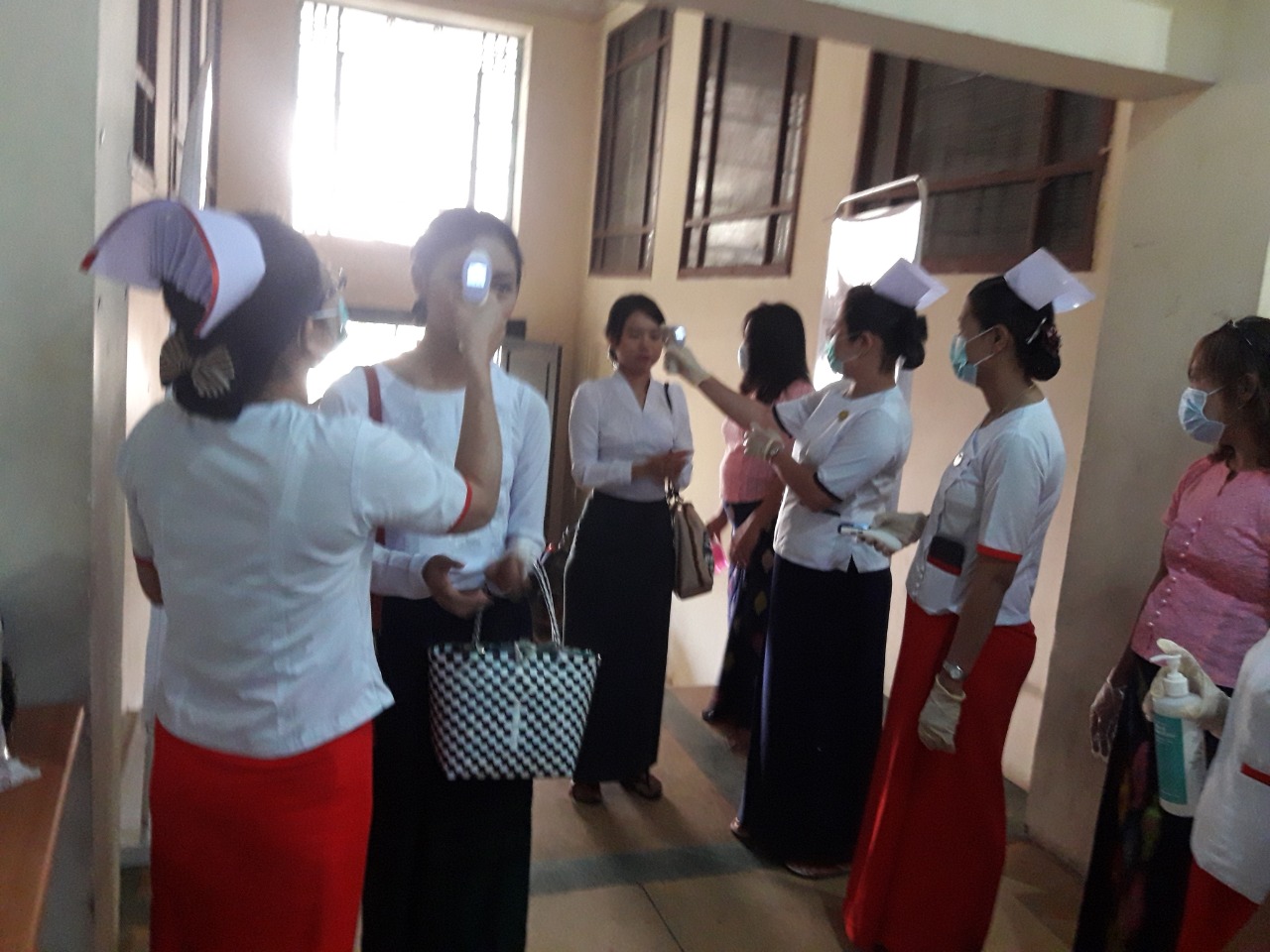 တက္ကသိုလ်ဝင်တန်းစာမေးပွဲ အဖြေလွှာစစ်ဆေးမည့် ဆရာများကို COVID-19 ပညာပေး