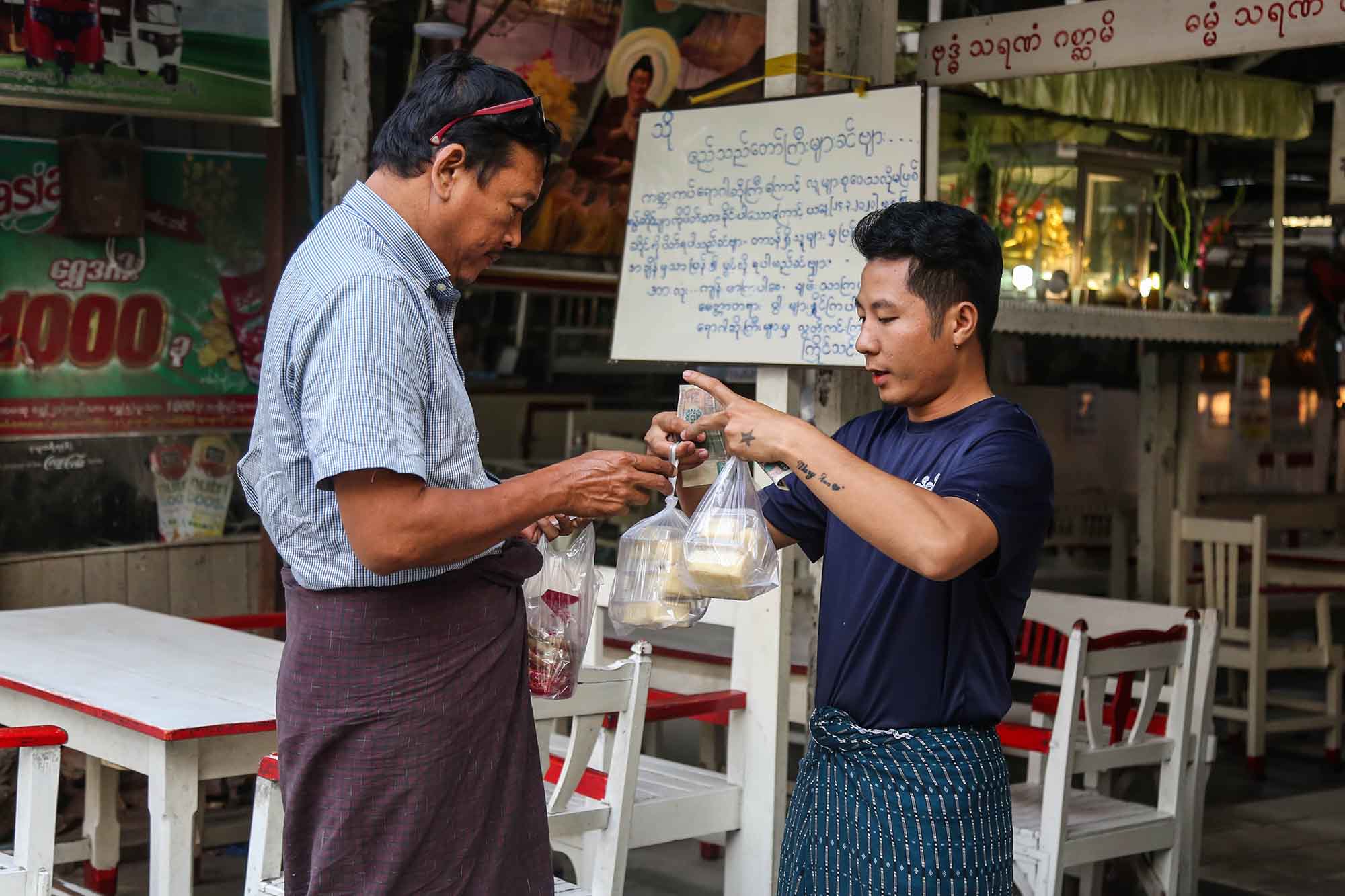 လက်ဖက်ရည်ဆိုင်၊ ခေါက်ဆွဲဆိုင်များ ပါဆယ်သာ ရောင်းရန် မန္တလေးတိုင်းအစိုးရထုတ်ပြန် (ဓာတ်ပုံ)