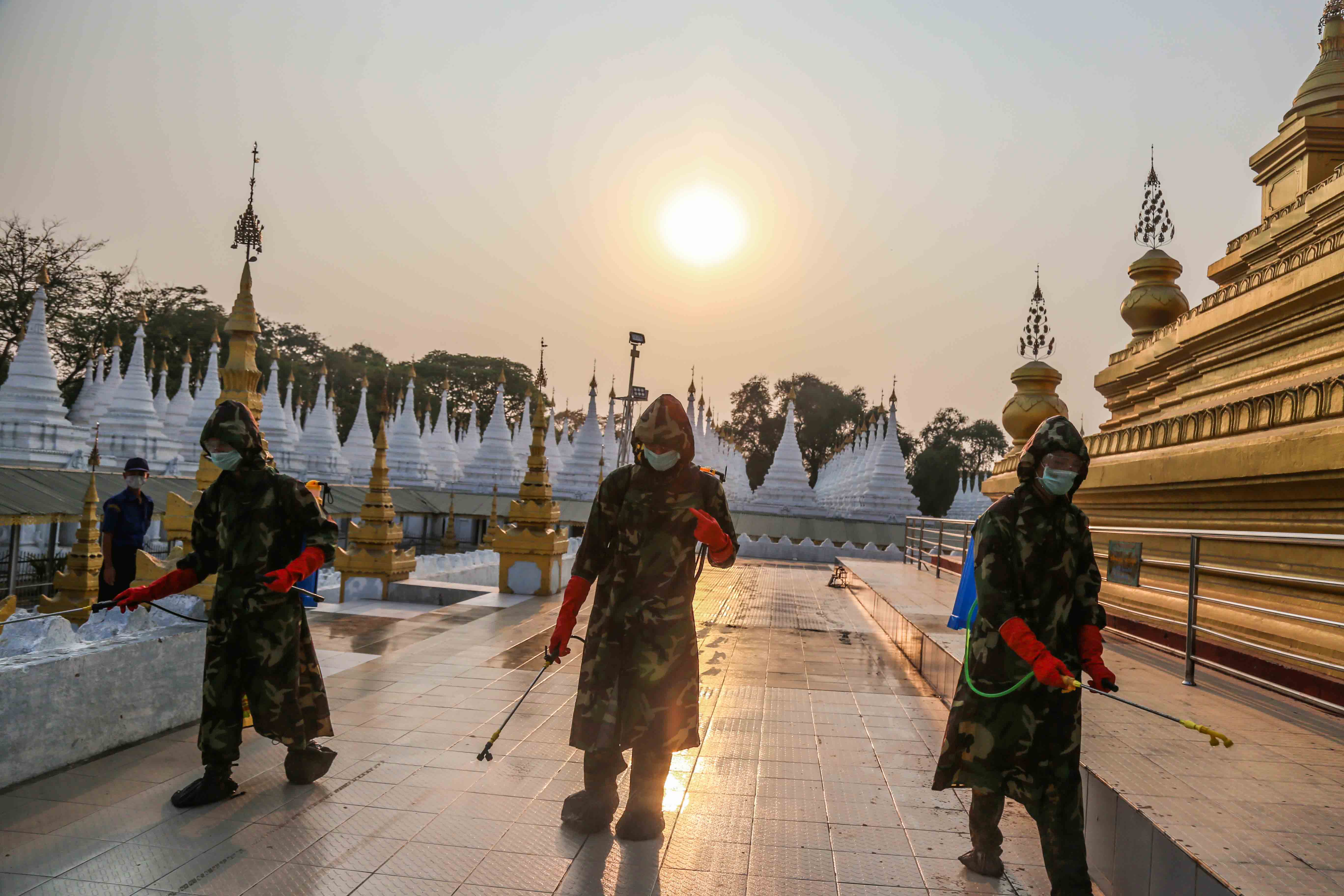 မန္တလေးမြို့ စန္ဒမုနိဘုရားတွင် အလယ်ပိုင်းတိုင်း စစ်ဌာနချုပ်က ပိုးသတ်ဆေးဖျန်း(ဓာတ်ပုံ)