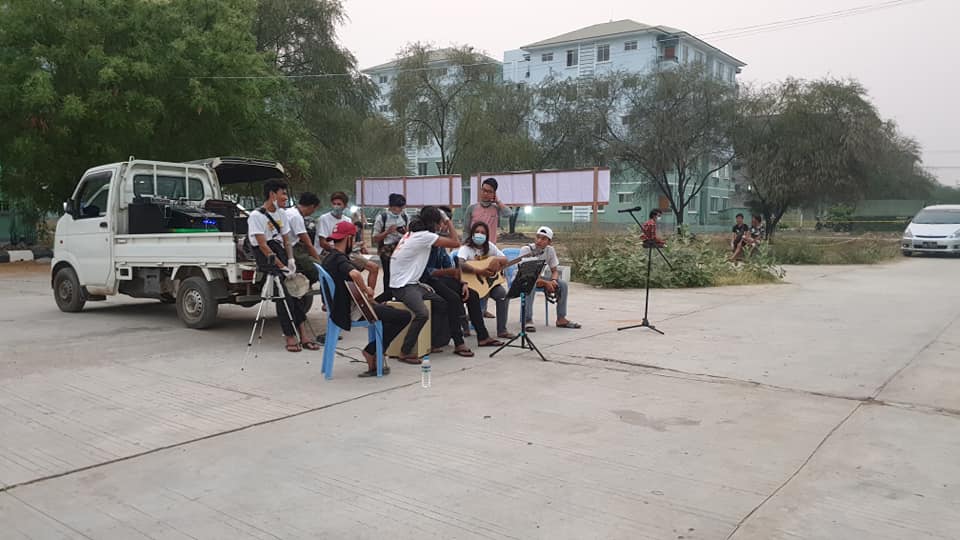 နန္ဒဝန်အိမ်ရာတွင် Facility Quarantine ထားရှိသူများကို သီချင်းသီဆိုဖျော်ဖြေအားပေး