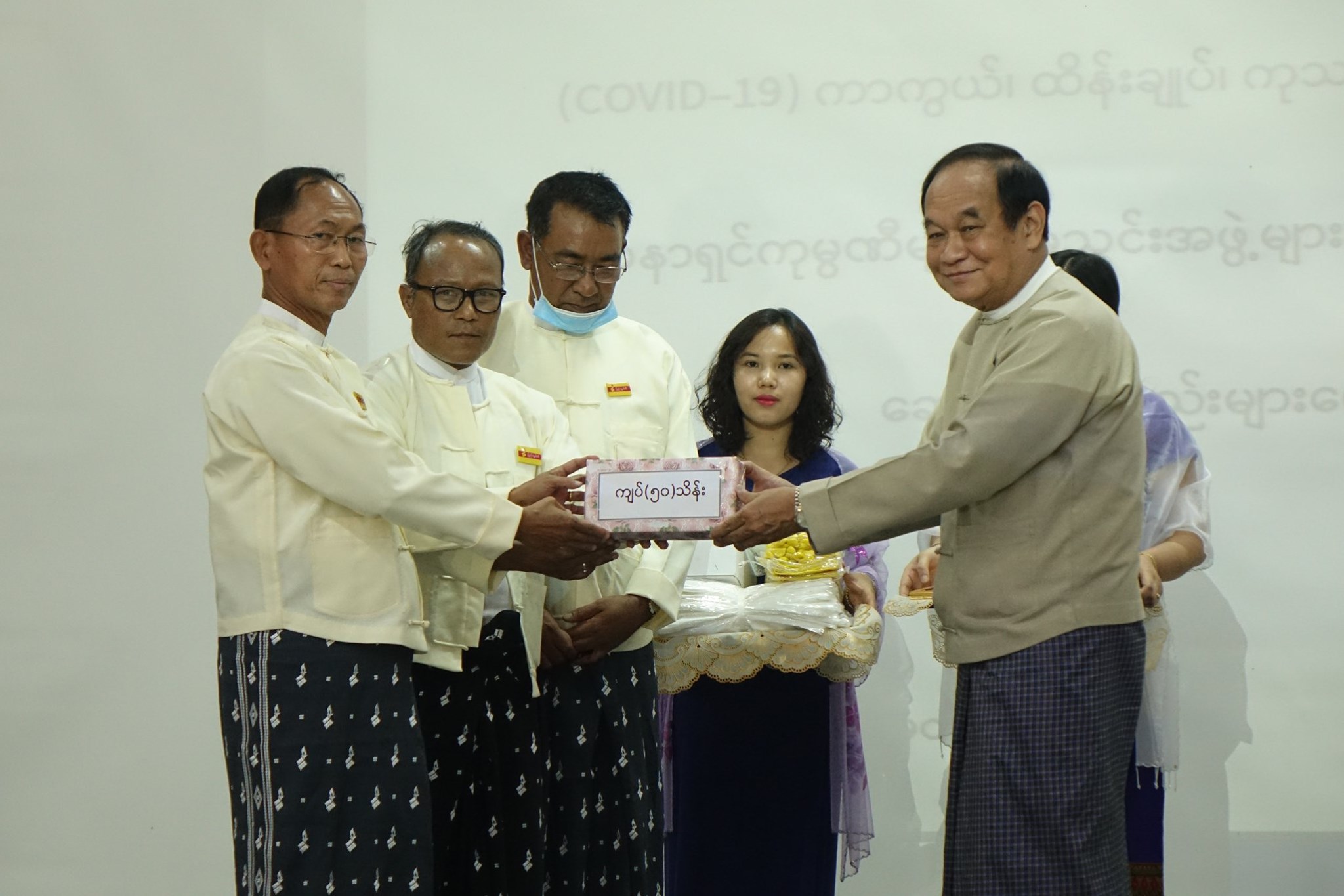 COVID-19 ကာကွယ်ရေး ပြည်သူ့ပါတီနှင့် စေတနာရှင်များက ငွေနှင့် ဆေးရုံသုံးပစ္စည်းများ ပေးအပ်