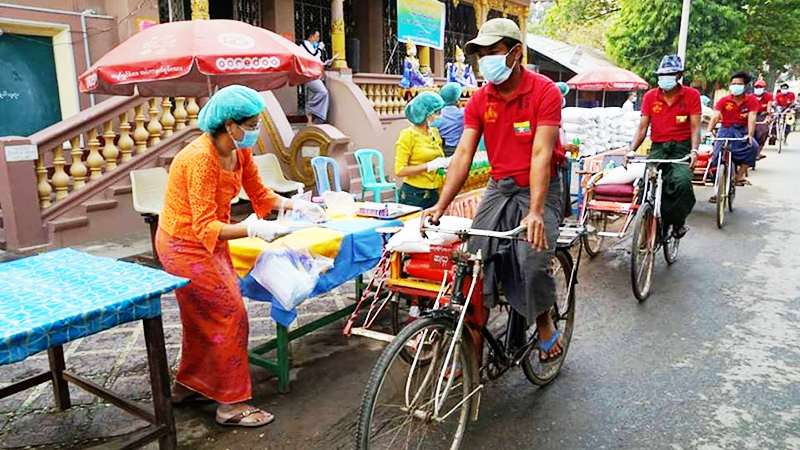မကွေးမြို့တွင် အနှေးယာဉ်ဆိုက်ကားသမားများကို ဆန်၊ ဆီနှင့် ငွေကြေး လှူဒါန်း