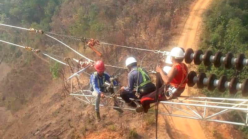 ဓာတ်အားပေးနိုင်ရေး သက်စွန့်ဆံဖျား လုပ်နေရသည့် လျှပ်စစ်ဝန်ထမ်းများ (ဓာတ်ပုံ)