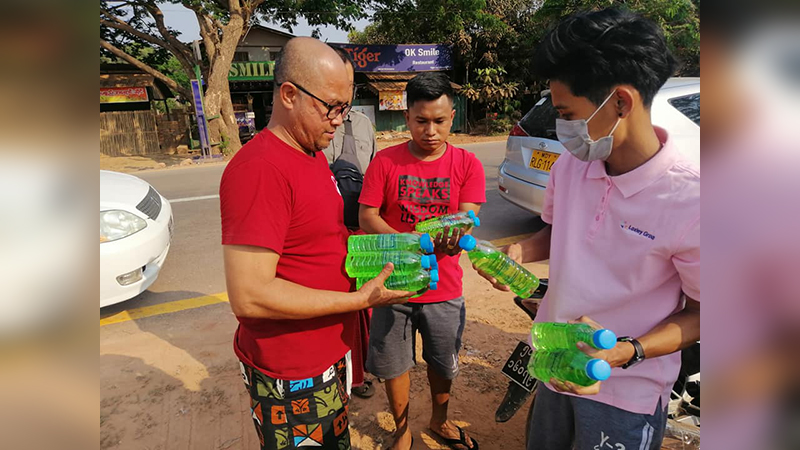 COVID-19 ကာကွယ်ရေးအတွက် ရေးမြို့နယ်တွင် လက်သန့်ဆေးရည်များ အခမဲ့ဖြန့်ဝေ