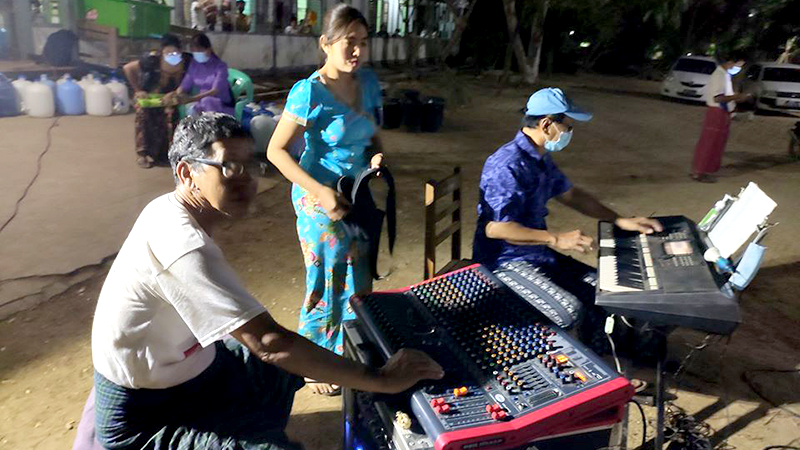 မကွေးမြို့ Facility Quarantine နေရာများတွင် အနုပညာရှင်များ ဖျော်ဖြေ