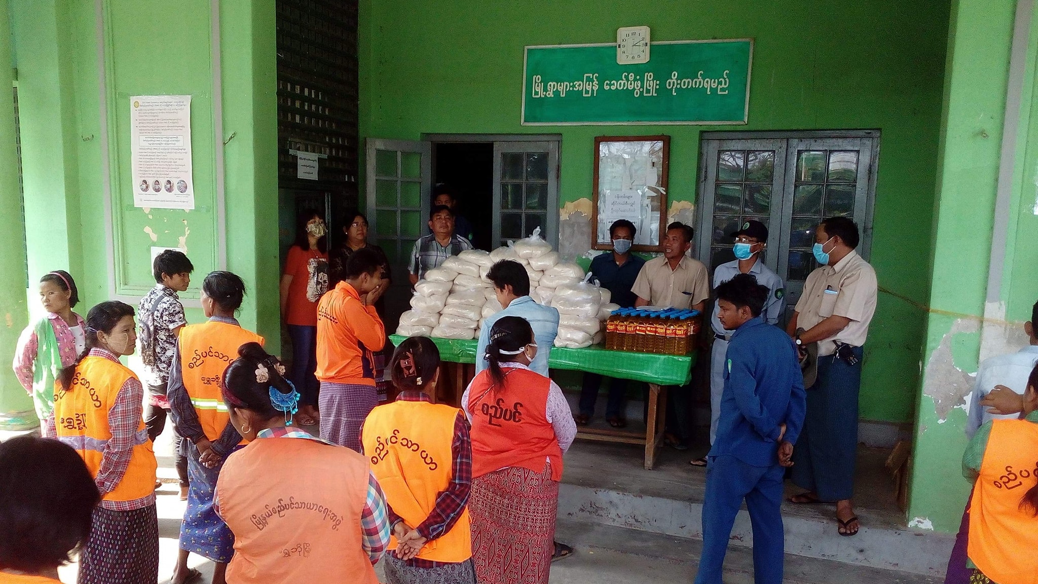 ရွှေဘိုစည်ပင် သန့်ရှင်းရေးဝန်ထမ်းများကို ဆန်၊ ဆီနှင့် Mask များ လှူဒါန်း