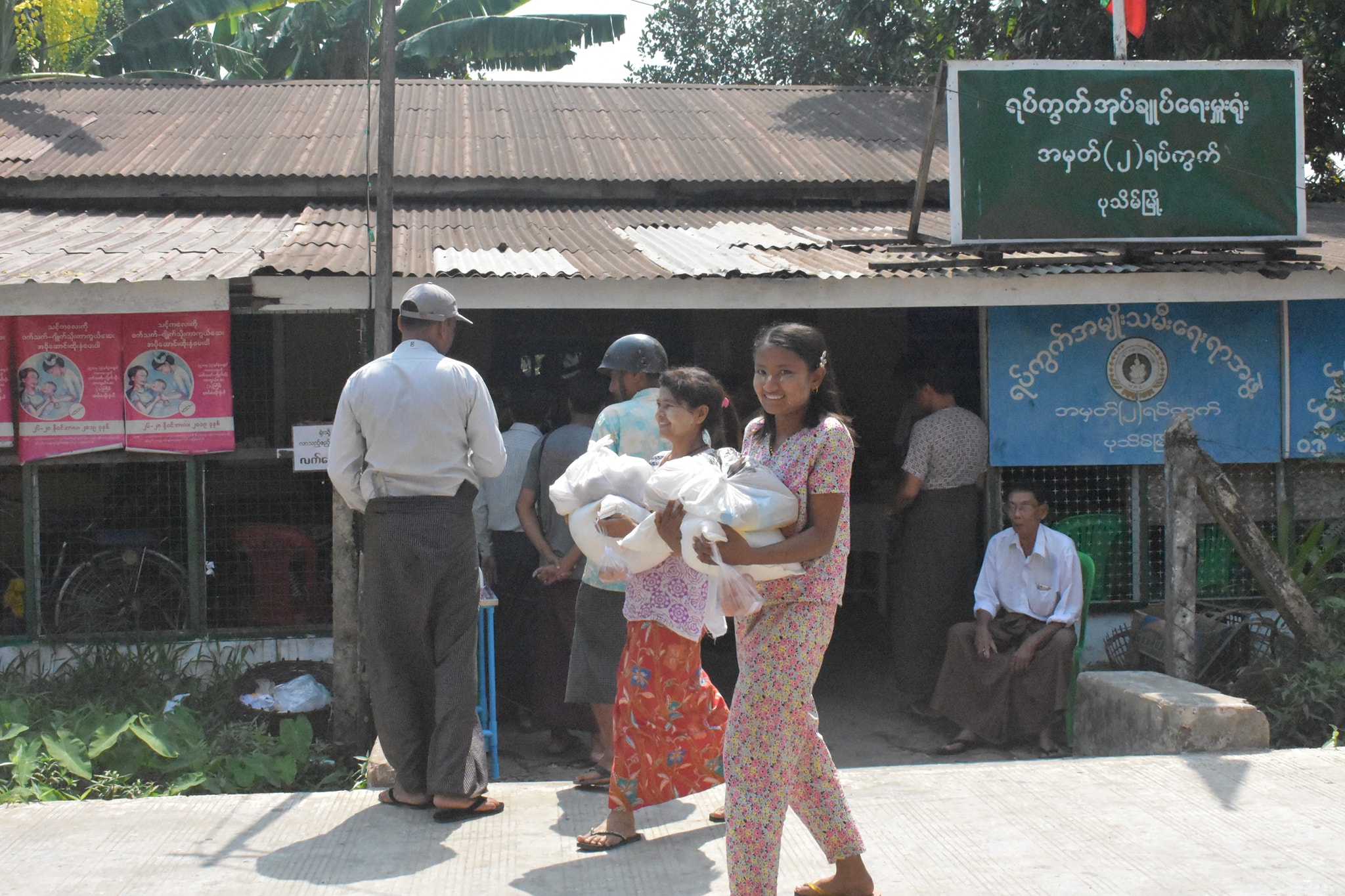 ပုသိမ် အမှတ် ၂ ရပ်ကွက်ရှိ စားဝတ်နေရေးအခက်အခဲဖြစ်နေသူများကို စားသုံးကုန်များ လှူဒါန်း