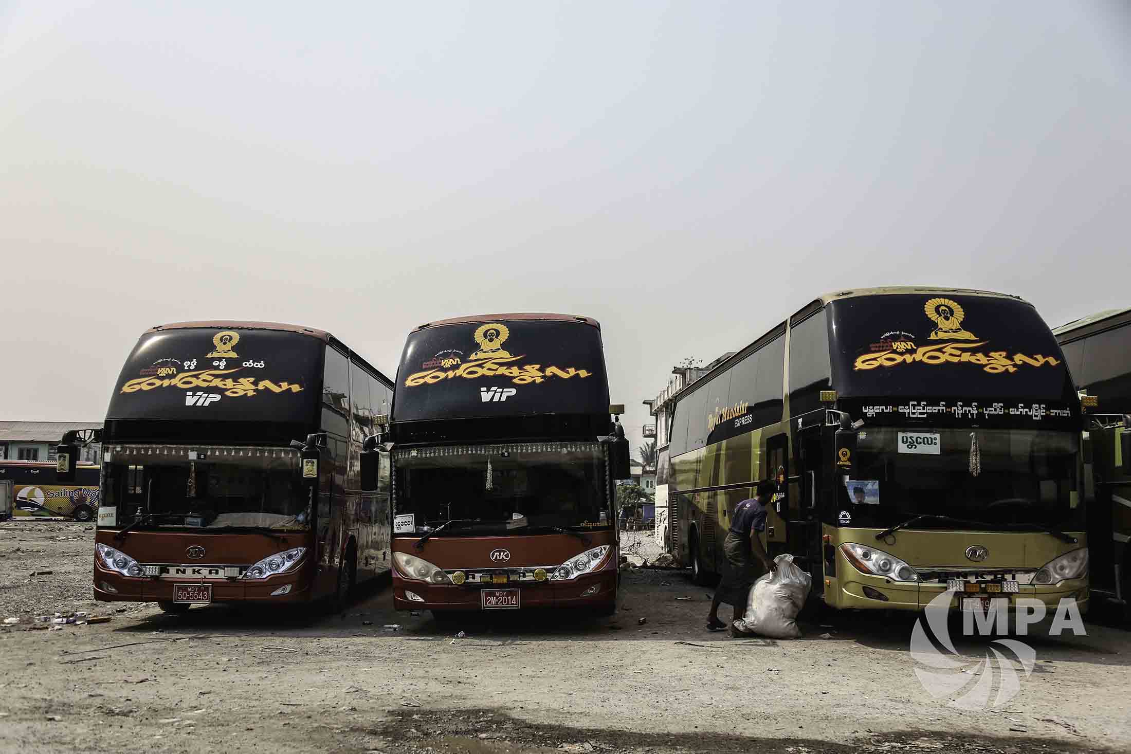 မန္တလေးမြို့တွင်းသို့ ခရီးသည်တင်ယာဉ်များ ဝင်ရောက်ခွင့် စတင်ပိတ်ပင် (ဓာတ်ပုံ)