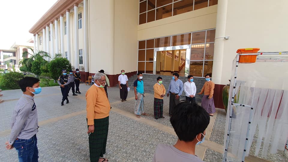မုံရွာနည်းပညာကျောင်းသားများက အလိုအလျောက်ပိုးသတ်ဆေးဖျန်းစက်တီထွင်ပြီး အစိုးရကိုလှူဒါန်း