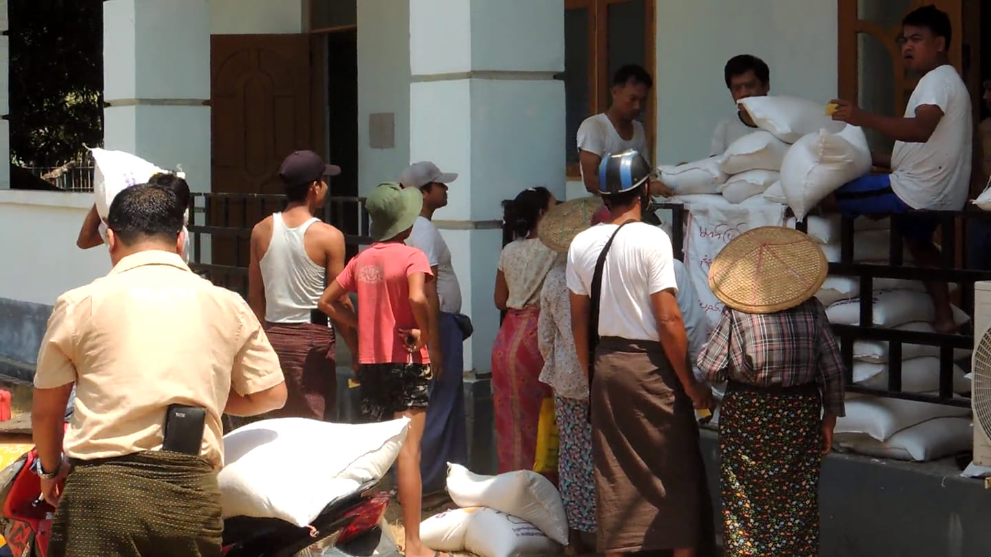 ကျောက်ဖြူမြို့ပေါ်တွင် ဆန်ရိက္ခာရောင်းချပေးနေ