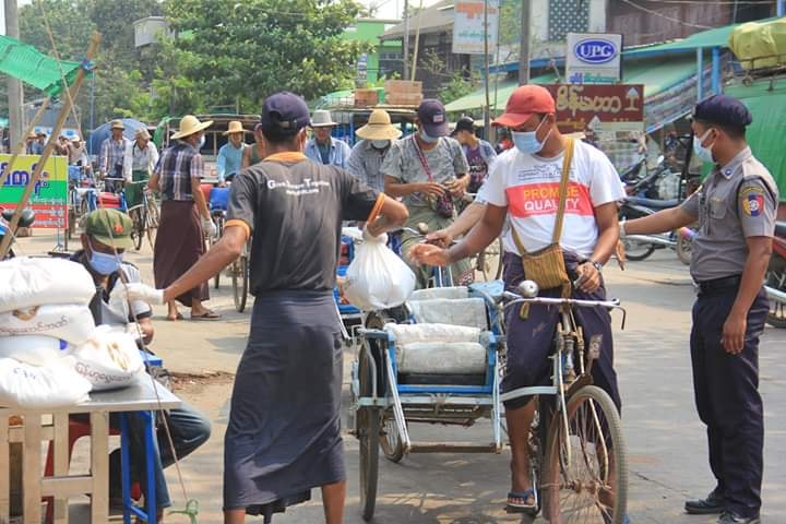 ညောင်လေးပင်မြို့တွင် အနှေးယာဉ် လုပ်သား ၃၅၀ ကျော်အတွက် စားနပ်ရိက္ခာ လှူဒါန်း