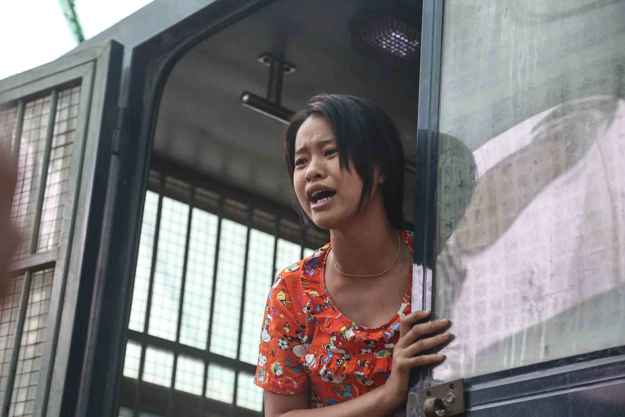 ရတနာပုံတက္ကသိုလ်ကျောင်းသူအပါအဝင် အောင်သပြေရွာသားများကို ရုံးထုတ်စစ်ဆေး