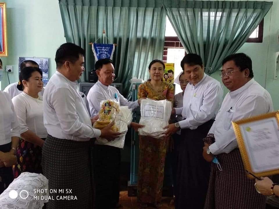 သမ္မတ(ငြိမ်း)နှင့် ပြည်ခိုင်ဖြိုးပါတီဥက္ကဋ္ဌတို့ ပုသိမ်ဆေးရုံကို အလှူငွေများ လှူဒါန်း