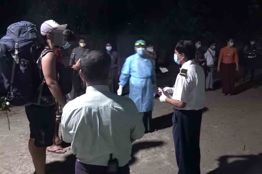 ပြည်မြို့ဘူတာကို ရထားဖြင့်ရောက်လာသည့် နိုင်ငံခြားသား ၃ ဦးကို ရန်ကုန်ပြန်ပို့ 