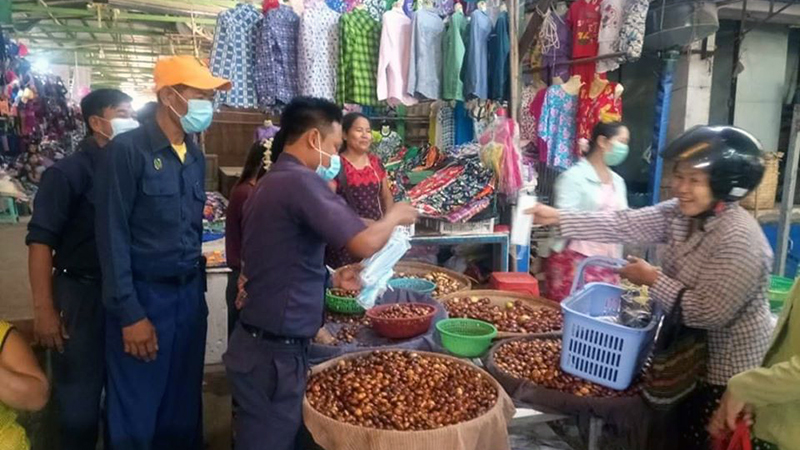 COVID-19 ရောဂါကာကွယ်ရန် မကွေးမြို့မစျေး စျေးသည်များကို Mask များ အခမဲ့ ဖြန့်ဝေ