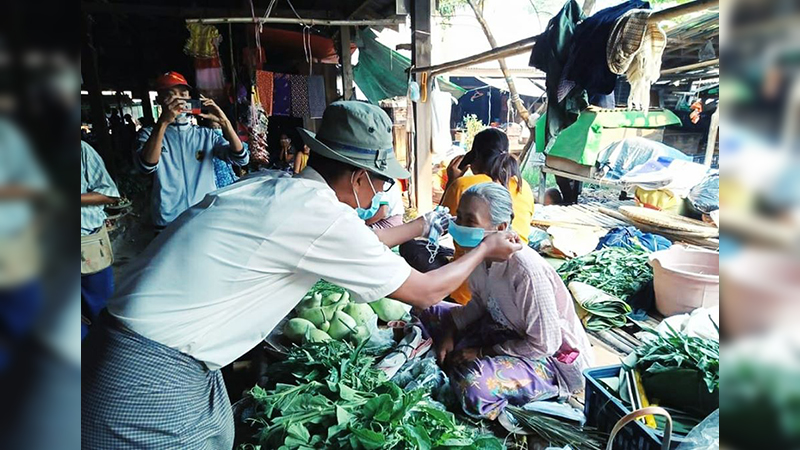 စလင်းမြို့နှင့် ဆင်ဖြူကျွန်းမြို့ပေါ်စျေးများတွင် နှာခေါင်းစည်းများ အခမဲ့ ဝေငှ