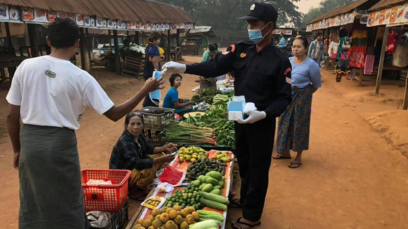 ရေးမြို့နယ် ဈေးများတွင် အရပ်ဘက်အဖွဲ့များက Mask များ အခမဲ့ဖြန့်ဝေ၍ အသိပညာပေး