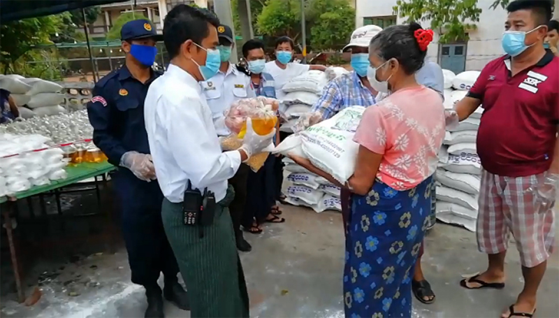 ကော့သောင်းမြို့နယ်ရှိ အခြေခံလူတန်းစားများကို စားသောက်ကုန်များ ဖြန့်ဝေ (ဓာတ်ပုံ)