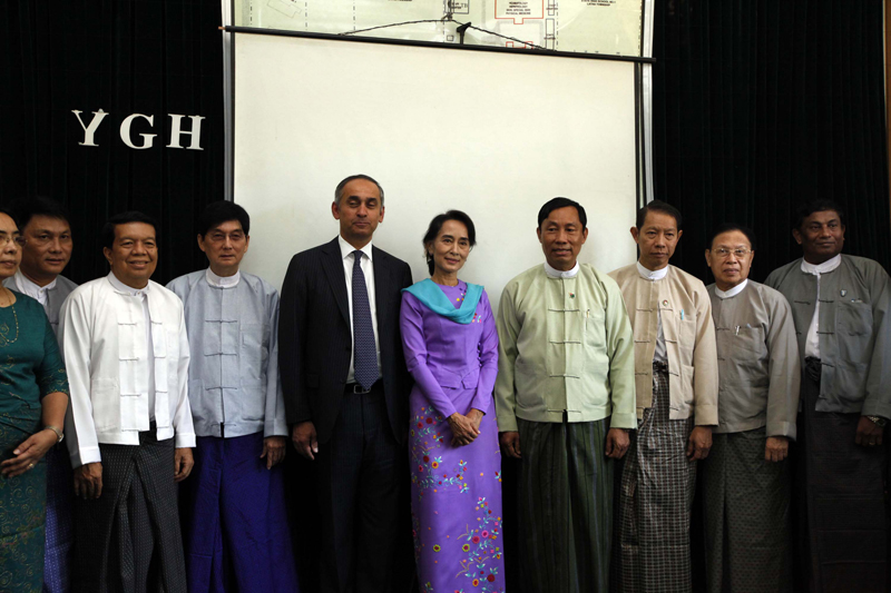ေဒၚေအာင္ဆန္းစုၾကည္ ရန္ကုန္ျပည္သူ့ေဆး႐ုံ မြမ္းမံေရး ေဆြးေနြး