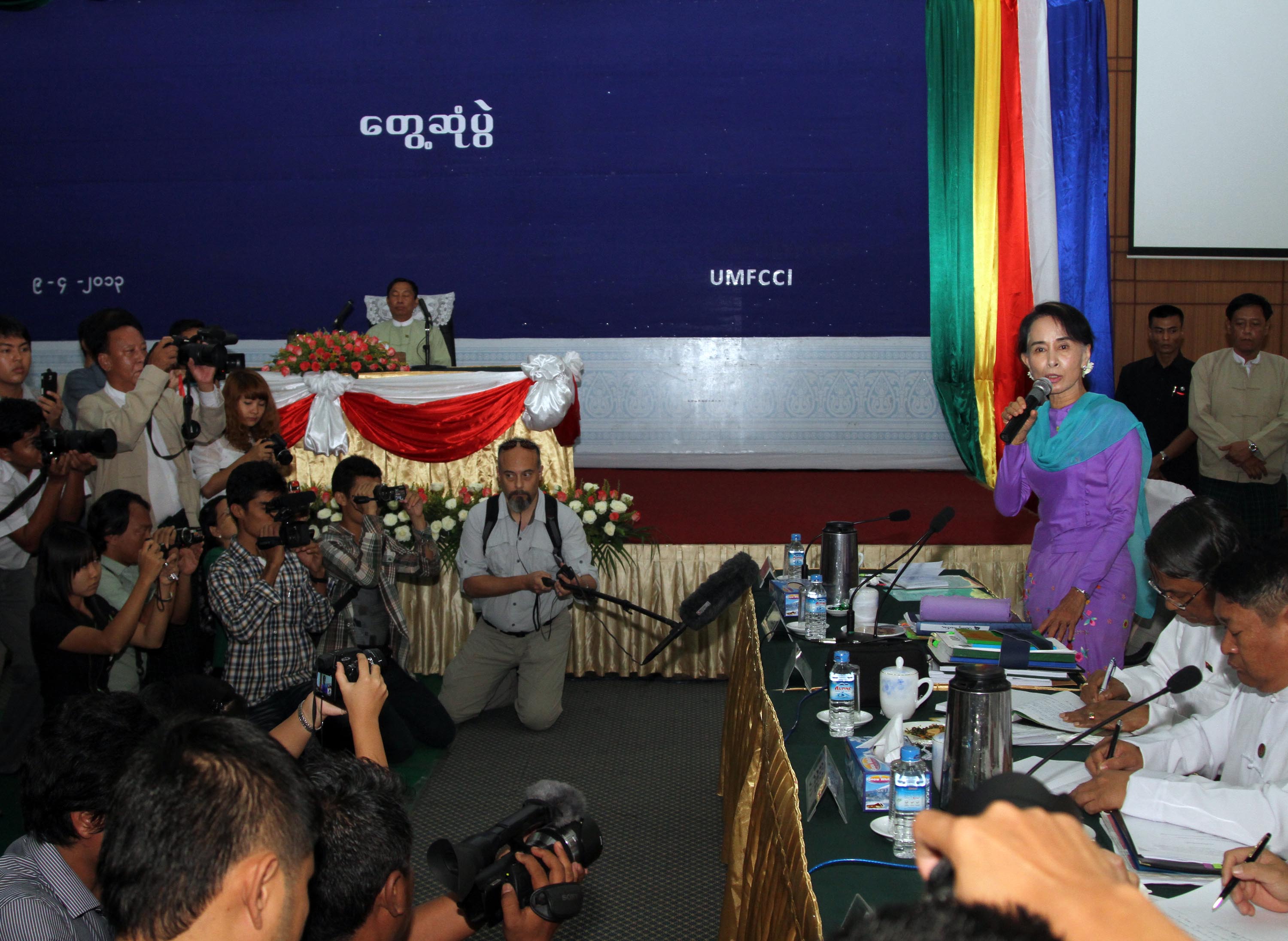အခြန္အခနွင့္ ဘဏ္လုပ္ငန္း အခက္အခဲကိစၥ ေဆြးေနြး