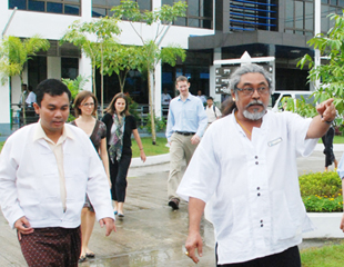 တပ္သိမ္းေျမ ျပန္ရေရး ေဒသခံမ်ားနွင့္အတူ ဦးေက်ာ္သူေတာင္းဆို