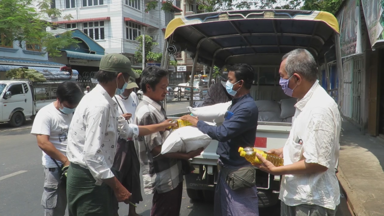 အခက်အခဲဖြစ်နေသည့် နိုင်ငံရေးအကျဉ်းသားဟောင်းများကို စားသုံးကုန်များ လှူဒါန်း