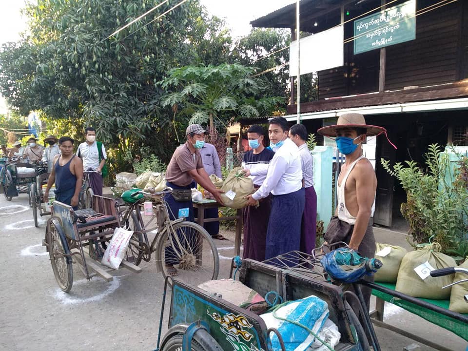 အင်္ဂပူမြို့နယ်တွင် အစိုးရထောက်ပံ့သည့် ပစ္စည်း ၅ မျိုးမရသူများကို အလှူရှင်များ စုပေါင်းလှူဒါန်း 